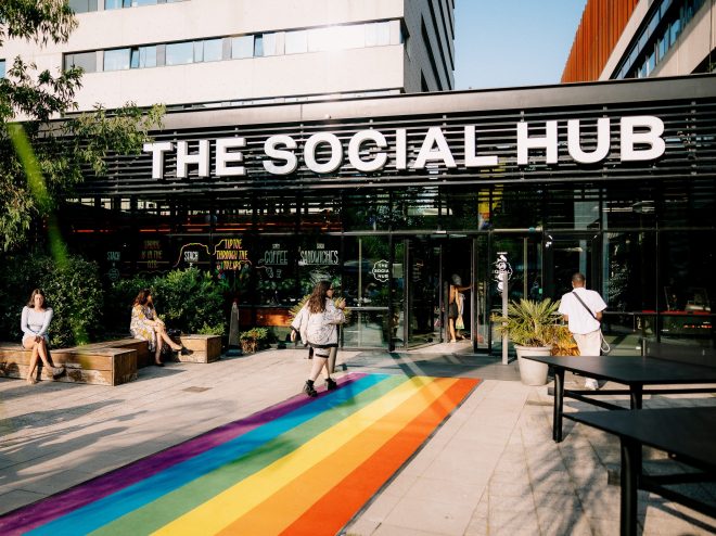 Ontdek de inclusieve en kleurrijke wereld van Dragcamp 2026 bij The Social Hub Amsterdam City! Een unieke LHBTQ+ ervaring vol drag, regenboogmagie en empowering dragqueens. Vier diversiteit, creativiteit en zelfexpressie op deze onvergetelijke locatie!